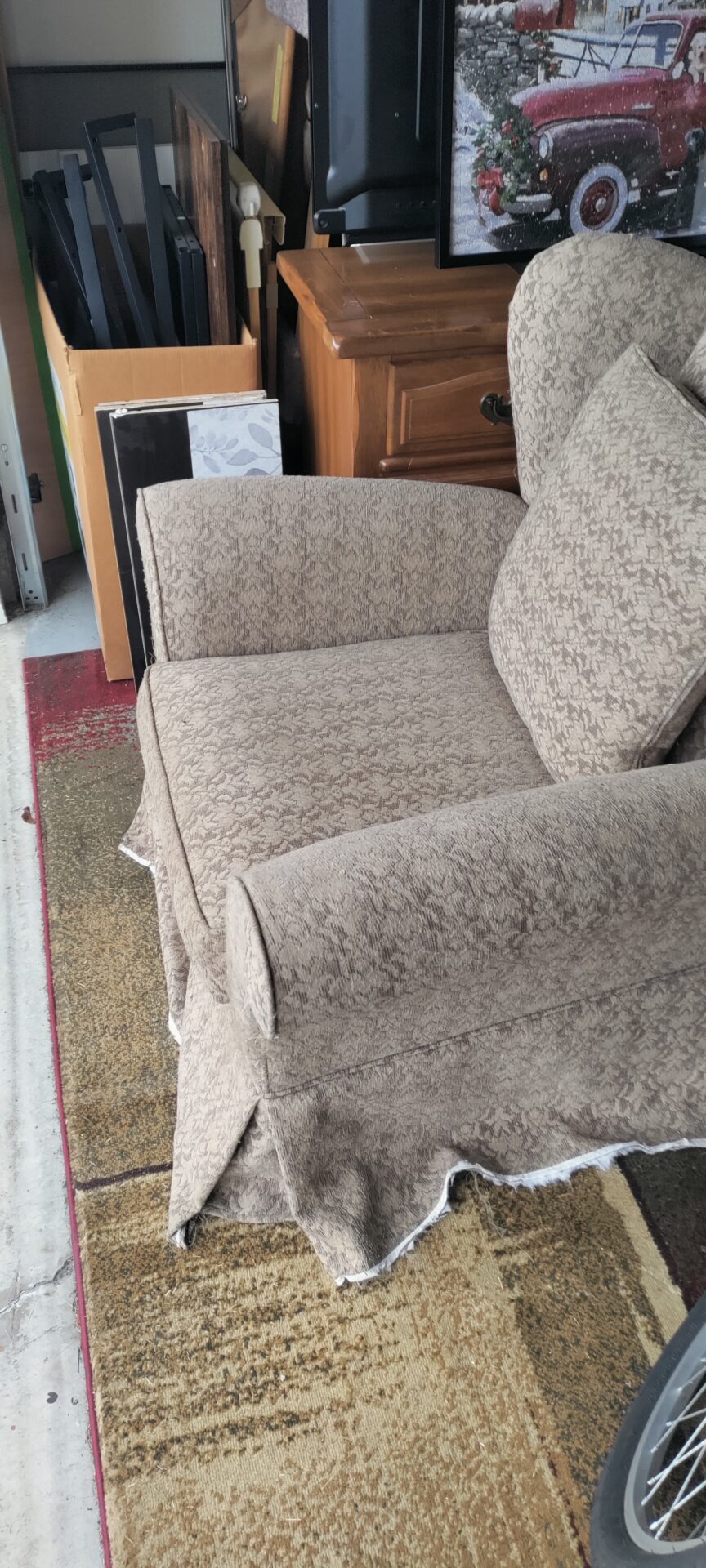 Couch Removal by Ross Junk Removal Schedule with Ross Junk Removal to get rid of household furniture in Salem, OR